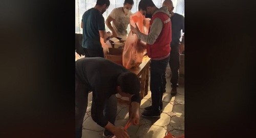 Activists in Kabardino-Balkaria helped Syrian returnees with foodstuffs. Screenshot of the video https://www.facebook.com/ratmir.kara/videos/3096606220477983/