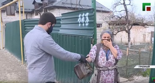 Delivery of bread to resdidents of Grozny. Screenshot of the video by the Grozny TV channel https://www.youtube.com/watch?time_continue=11&amp;v=izbztOOQ5Yk&amp;feature=emb_logo