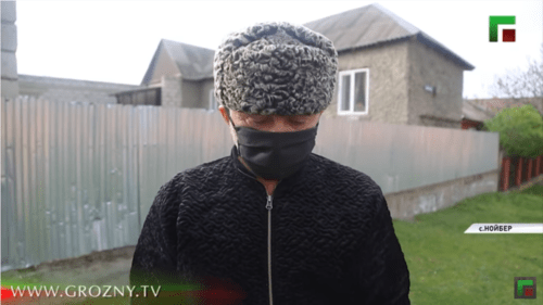 A resident of Chechnya publicly apologizes for his realtives' raising money for a child's treatment. Screenshot of the report of the "Grozny" TV Channel https://newsvideo.su/video/12594852