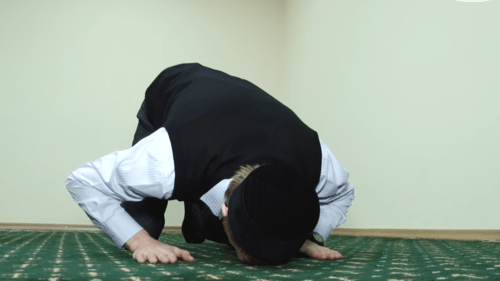Screenshot of the video "How to perform the namaz (prayer)", https://youtu.be/R3A0Ct-D_yA