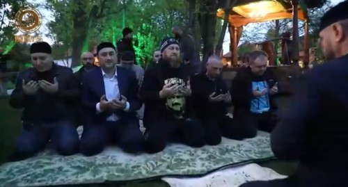 Ramzan Kadyrov performs a prayer (iftar) with chiefs of hospitals in Chechnya. Screenshot of the video posted at the VKontakte page of the leader of Chechnya https://vk.com/ramzan?w=wall279938622_487966