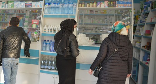 Residents of Grozny at the pharmacy. April 2020. Photo: REUTERS/Ramzan Musaev