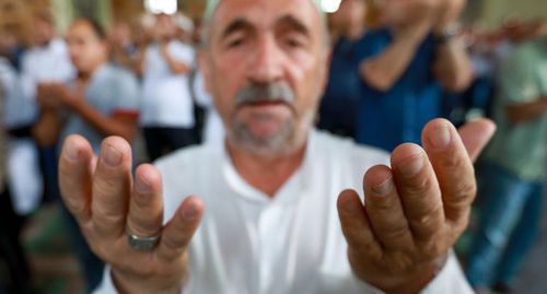 A man praying. Photo by Aziz Karimov for the Caucasian Knot