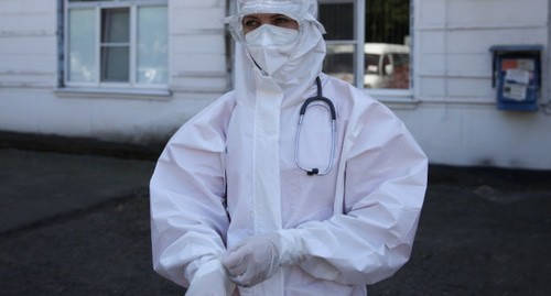 A doctors in protective gear. Photo by the press service of "Volnoye Delo" fund http://volnoe-delo.ru