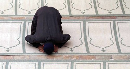 A prayer. Photo REUTERS/Fayaz Aziz