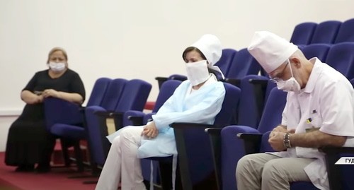 The doctors of the Gudermes Central District Hospital (CDH) listen to Magomed Daudov who reproaches them. Screenshot of the video by the Grozny TV channel https://www.youtube.com/watch?v=WFi3V0ywwr4&amp;feature=youtu.be&amp;t=1039