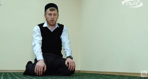 A Muslim. Screenshot of the video "How to Pray (Read Namaz)" https://youtu.be/R3A0Ct-D_yA