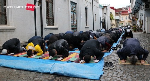 Collective namaz in Batumi, May 24, 2020. Believers were praying not only inside the mosque, but outside as well. Photo: Manana Kveliashvili, Batumelebi.netgazeti.ge