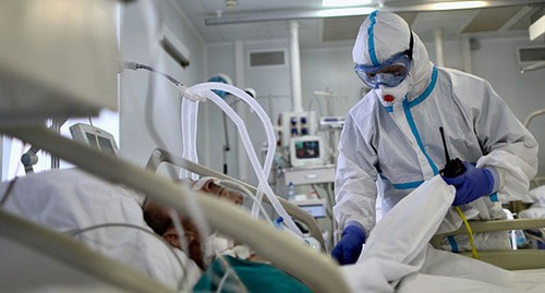 Medical worker near a patient who was put on a ventilator. Photo:: Kirill Zykov/Moscow News Agency/Handout via REUTERS