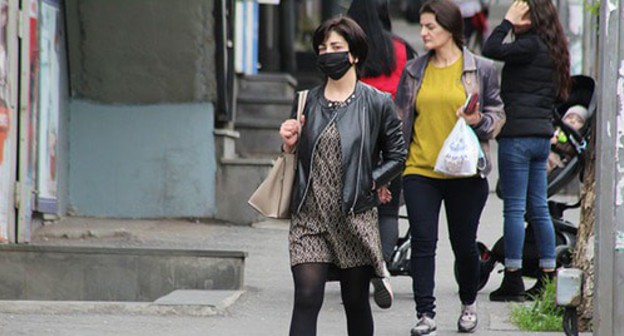 Yerevan residents wearing protective masks. Photo by Tigran Petrosyan for the Caucasian Knot