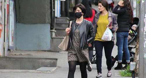 Yerevan residents wearing protective masks. Photo by Tigran Petrosyan for the Caucasian Knot