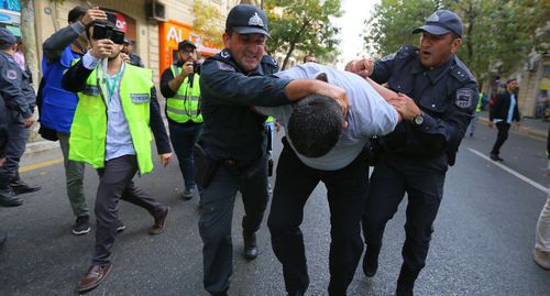 Policemen detain a participant of protest rally in Baku. Photo by Aziz Karimov for the Caucasian Knot