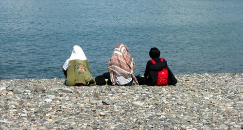 Girls on a beach in Batumi. Photo by Yuliya Kasheta for the "Caucasian Knot"
