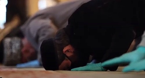 A praying man in the mosque during the coronavirus outbreak. Screenshot of the report by the Grozny TV channel http://www.dumchr.ru/post/в-чеченской-республике-разрешат-коллективные-молитвы-в-крупных-мечетях