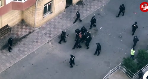 Police detain a quarantine violator in Baku. Screenshot from MeydanTV video: https://www.youtube.com/watch?v=eWHUca_EN9I&feature=emb_logo