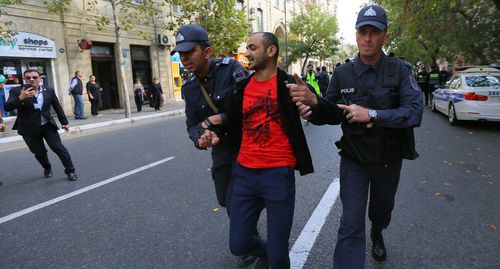 Policemen detain an activist in Baku. Photo by Aziz Karimov for the Caucasian Knot