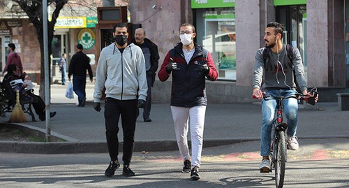 People in protective masks in Yerevan streets, April 2020. Photo by Tigran Petrosyan for the Caucasian Knot