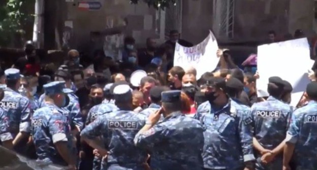 Police in Armenia at the action of supporters of Gagik Tsarukyan. Screenshot of the video at the NEWS AM channel https://www.youtube.com/watch?time_continue=2&amp;v=ERHHoyz1_R4&amp;feature=emb_logo