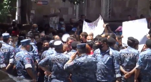 Police in Armenia at the action of supporters of Gagik Tsarukyan. Screenshot of the video at the NEWS AM channel
https://www.youtube.com/watch?time_continue=2&amp;v=ERHHoyz1_R4&amp;feature=emb_logo
