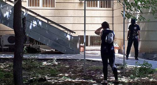 National security service officers in front of Alexander Sargsyan's house. Photo Sputnik / Ashot Safaryan
https://ru.armeniasputnik.am/politics/20180704/13046269/brat-byvshego-prezidenta-armenii-serzha-sargsyana-uekhal-iz-osobnyaka-gde-snb-provodila-obysk.html