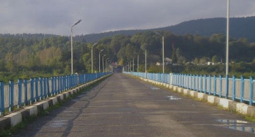 The "Ingur" border checkpoint. Photo: http://abkhazinform.com/item/3293-na-kpp-ingur-sostoyalsya-obmen-pomilovannykh-grazhdan-gruzii-i-yuzhnoj-osetii