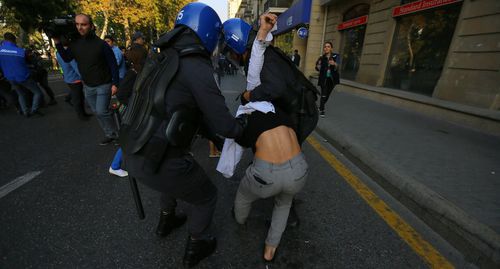 Police detaining an activist at a protest rally in Baku. Photo by Aziz Karimov for the Caucasian Knot
