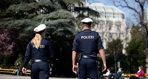 Policemen, Austria. Photo: REUTERS/Lisi Niesner