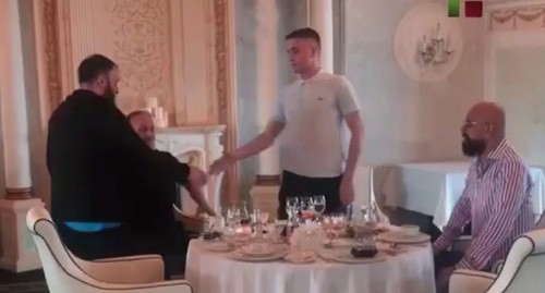 Chechen blogger Zelimkhan Zelimkhanov shakes hands with Svyatoslav Kovalenko. Screenshot https://www.instagram.com/p/CCmDn0FFJfJ/