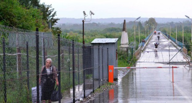 "Ingur" border checkpoint between Georgia and Abkhazia. Photo: Voice of America https://ru.wikinews.org/wiki/В_Абхазии_планируют_ограничить_право_свободного_передвижения_для_этнических_грузин#/media/Файл:Russian_military_post_at_the_administrative_boundary_line_of_Abkhazia,_2016.jpg