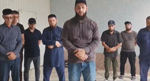 Men from among relatives of blogger Mamikhan Umarov, a critic of the Chechen authorities, who was killed in Vienna, in a video appeal. Screenshot: https://web.facebook.com/100036269079380/videos/293926278493006