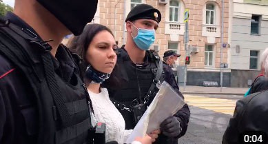 Police detain an activist who took part in a rally in support of Mordasov and Sidorov in Moscow. Screenshot:  https://www.svoboda.org/a/30742886.html)