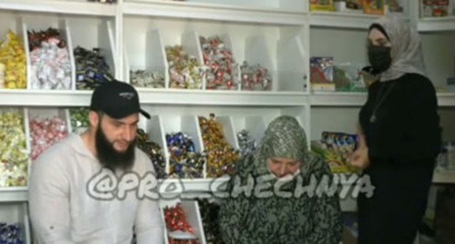 The mother and sister of Mamikhan Umarov, who live in Argun. Screenshot of the video https://www.instagram.com/p/CDHfILhl708/