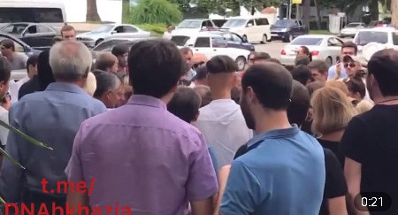 The rally held in the city of Gagra on July 29, 2020. Screenshot of the video https://t.me/DNAbkhazia/1198
