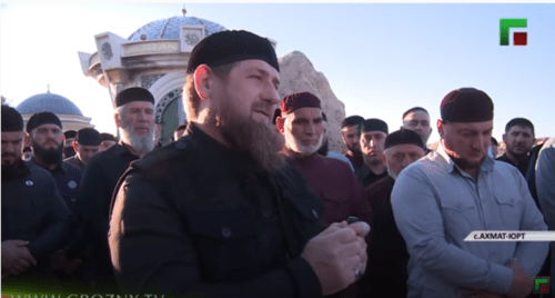 Ramzan Kadyrov (in the center) visits his father's grave during Kurban Bayram. Photo: screenshot of the video https://youtu.be/HnpxY906fA8