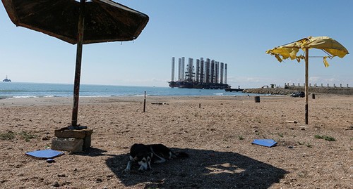 Beach in Baku. Photo: REUTERS/Grigory Dukor