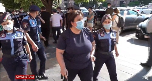Policemen detain participants of the rally against development of the Amulsar deposit, August 6, 2020. Screenshot: https://www.facebook.com/CivilNet.TV/videos/582832362386994/