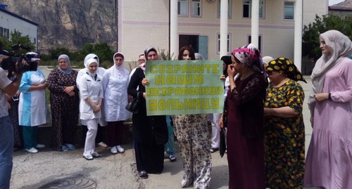 Medical workers at a protest action in Shamilkala. Photo by Murad Muradov for the "Caucasian Knot"