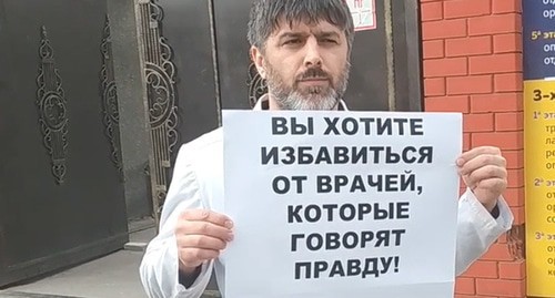 Salim Khalitov at a picket in Makhachkala. Screenshot of the video by the "Caucasian Knot"