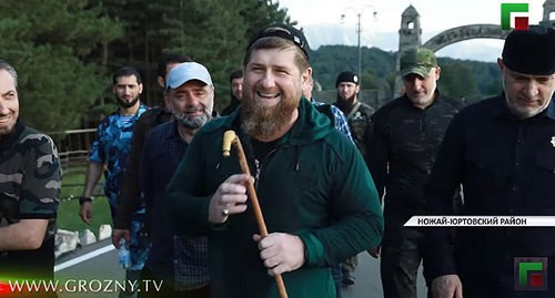 Ramzan Kadyrov and his entourage walking in the neighborhood of the village of Benoi. Screenshot of the video by the Grozny TV Channel https://www.youtube.com/watch?v=EU2jm0Z-05c