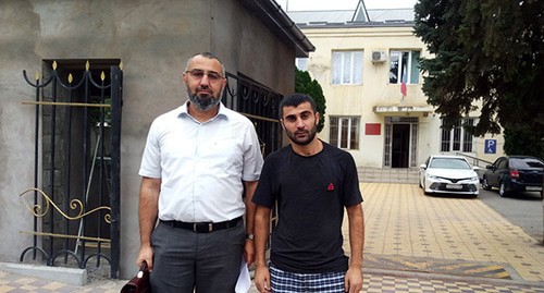 Anvar Muradov (on the right) with his advocate Murad Velikhanov near the Magaramkent District Court which decided to transfer him under house arrest. August 14, 2020. Photo by Rasul Magomedov for the "Caucasian Knot"