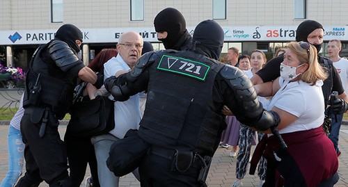 Detention of a protester. Minsk, August 10, 2020. Photo: REUTERS/Vasily Fedosenko
