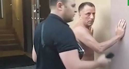 The detention of Isa Edilsultanov, the representative of the leader of Chechnya in Crimea, in the Ivanovo Region. Screenshot of the video by NTV.ru https://www.ntv.ru/novosti/2403740/