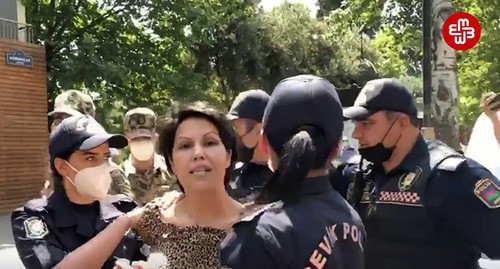 Vafa Nagi is being detained by police. Screenshot: https://www.youtube.com/watch?v=FXexK2bMlRc