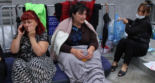 Hunger-strikers Lia Bezhashvili (left) and Manana Sikharulidze (centre). Photo by Inna Kukudzhanova for the Caucasian Knot