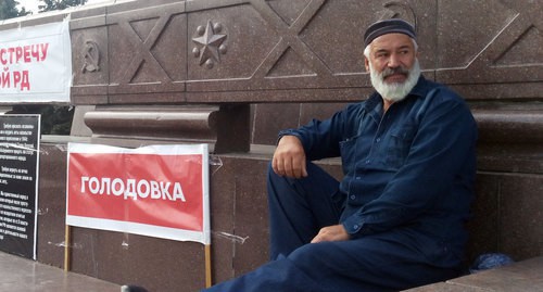 Bektemir Salikhov, a Kumyk activist, announced an endless hunger strike, demanding a meeting with the head of Dagestan, September 18, 2020. Photo by Rasul Magomedov for the Caucasian Knot