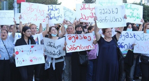 Participants of the rally in Tbilisi holding banners "Amnesty for prisoners", September 19, 2020. Photo by Inna Kukudzhanova for the Caucasian Knot