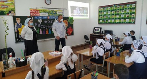 Classes in a Chechen school. http://www.checheninfo.ru/258458-chechnja-deputaty-edinoj-rossii-pozdravili-chechenskih-shkolnikov-s-nachalom-uchebnogo-goda.html