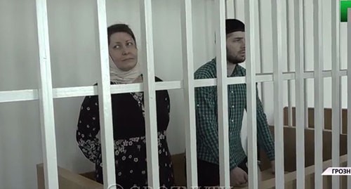 Lizan Isakova and her son Khazbulat in the courtroom. Screenshot of the video by groznytv https://www.instagram.com/p/CFiD1hIpykr/