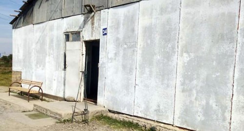Barrack in Nazran. Photo: press service of the HRC 'Memorial', https://memohrc.org/ru/news_old/v-ingushetii-lyudey-pytayutsya-vyselit-iz-baraka-ne-predostaviv-drugogo-zhilya