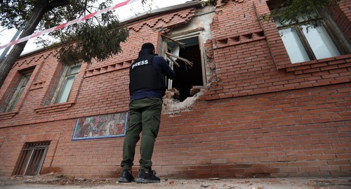 A journalist shooting video of a destroyed house in Ganja. Photo by Aziz Karimov for the Caucasian Knot